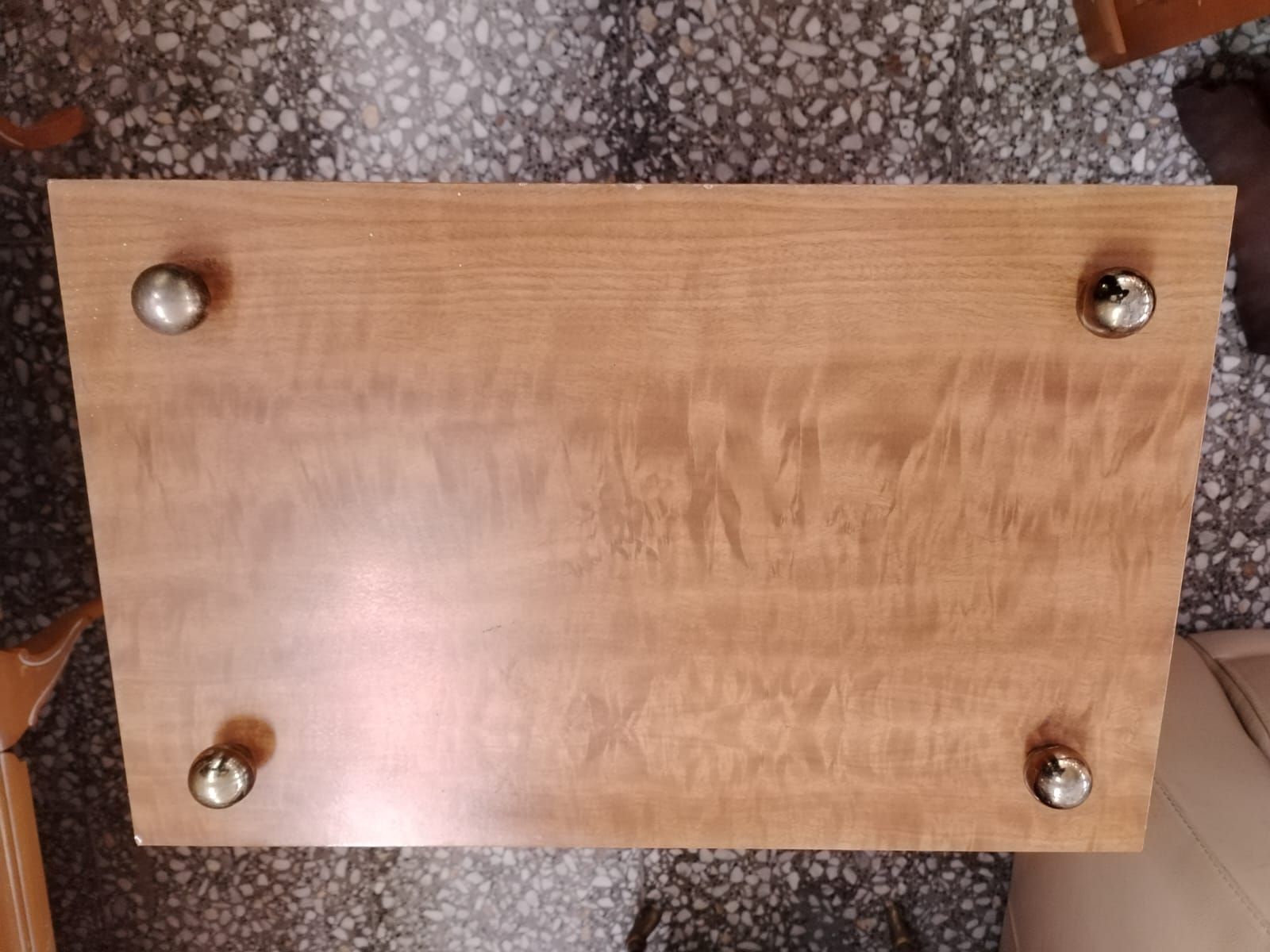 Mesa auxiliar vintage de madera con estructura de metal y detalles en latón