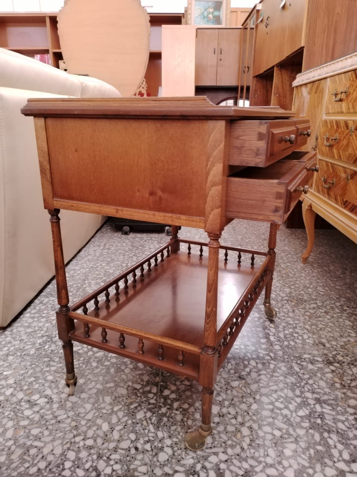 Mesa auxiliar antigua con ruedas y cajones