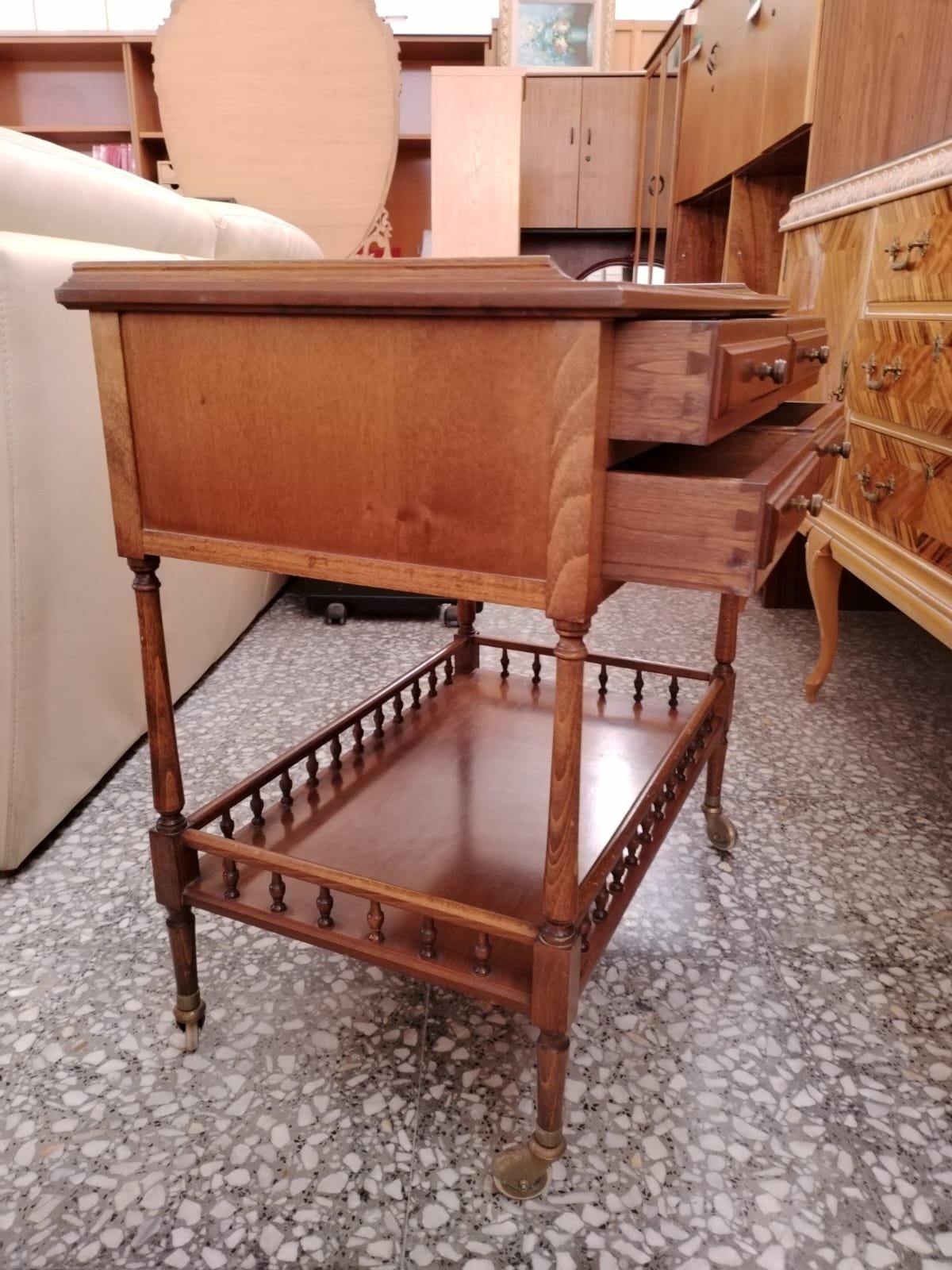 Mesa auxiliar antigua con ruedas y cajones - imagen 1