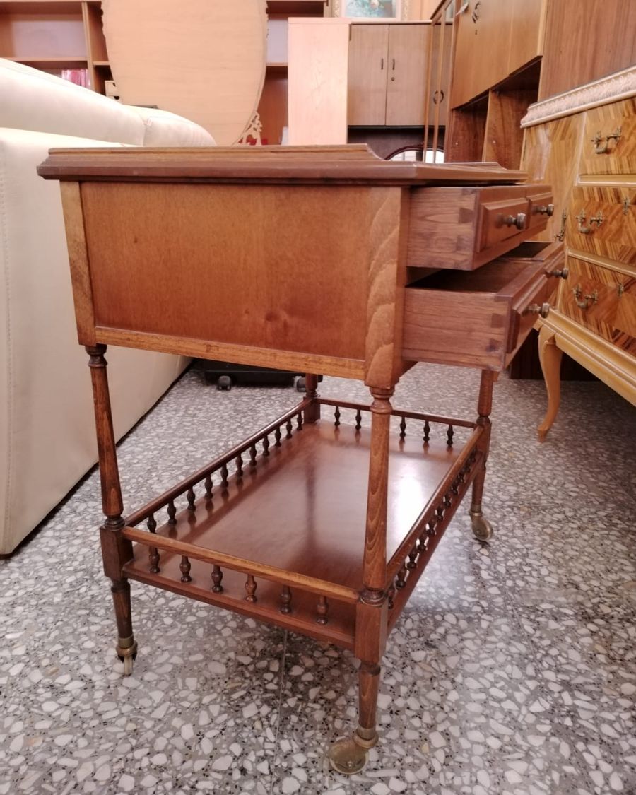 Mesa auxiliar antigua con ruedas y cajones - imagen 1
