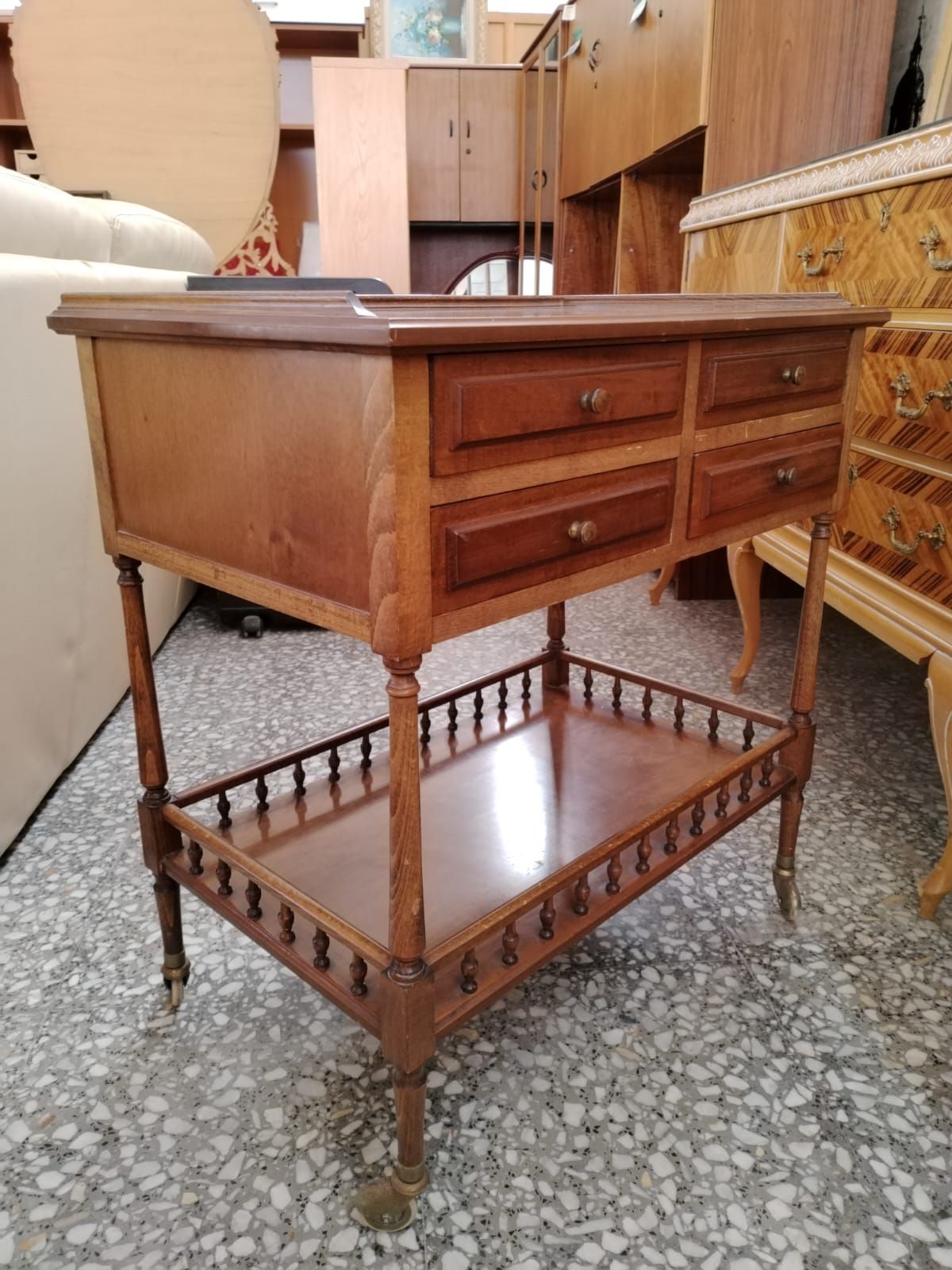 Mesa auxiliar antigua con ruedas y cajones