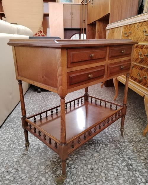 Mesa auxiliar antigua con ruedas y cajones