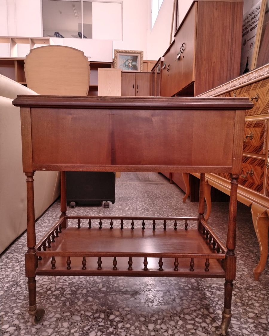 Mesa auxiliar antigua con ruedas y cajones - imagen 4