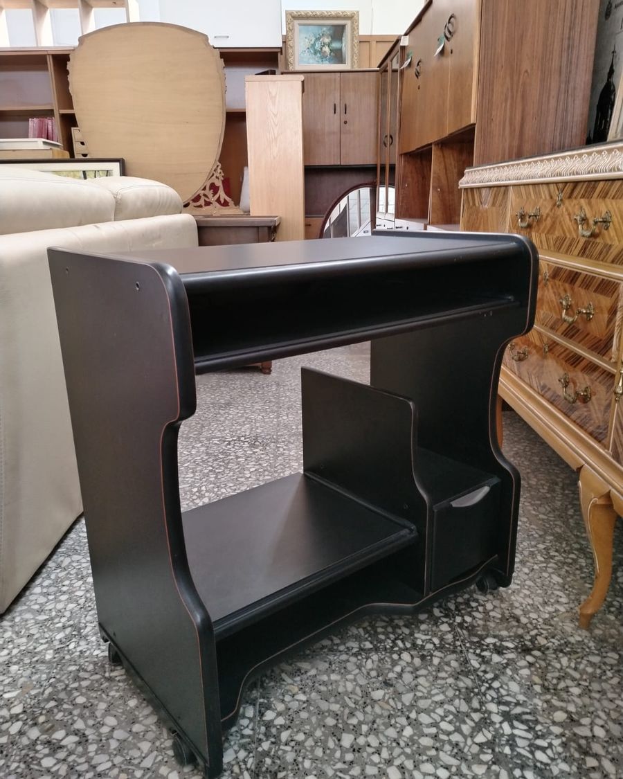 Mesa de despacho negra con cajón y ruedas - imagen 1