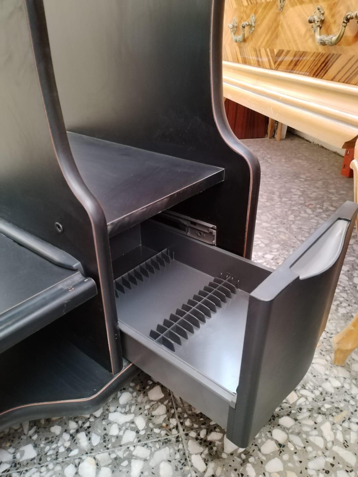 Mesa de despacho negra con cajón y ruedas - miniatura 3