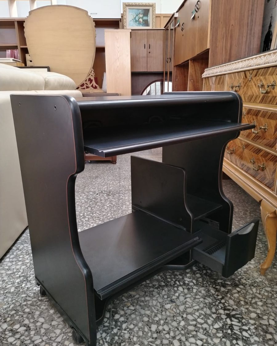 Mesa de despacho negra con cajón y ruedas - imagen 4