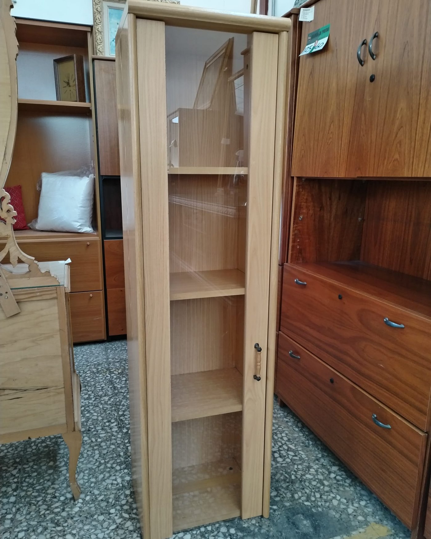 Vitrina estrecha de madera con cristal - imagen 1