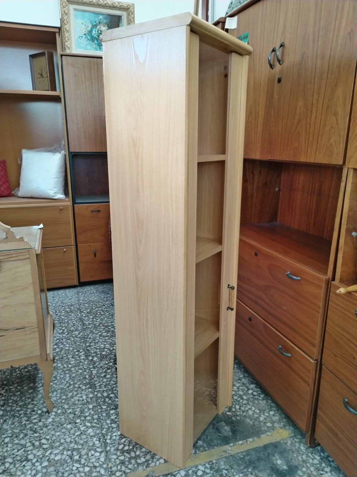 Vitrina estrecha de madera con cristal - miniatura 2