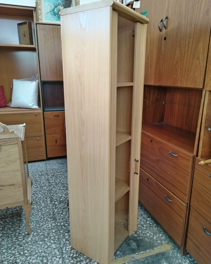 Vitrina estrecha de madera con cristal - imagen 2