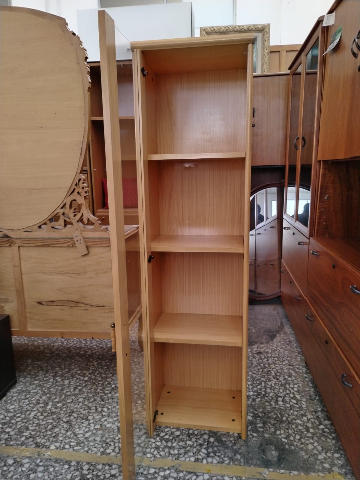 Vitrina estrecha de madera con cristal - miniatura 3