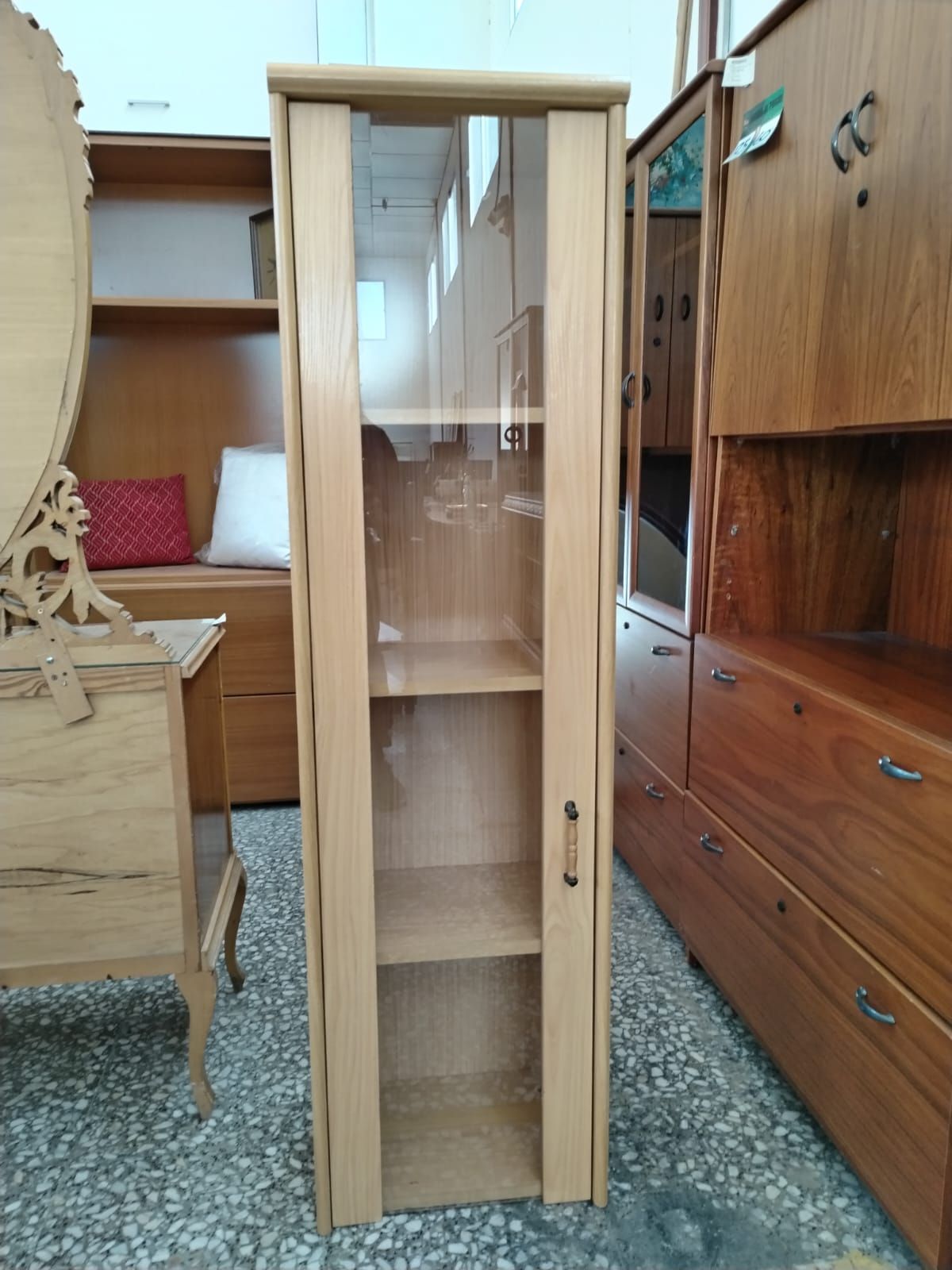 Vitrina estrecha de madera con cristal - miniatura 4