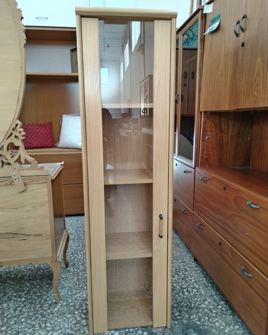 Vitrina estrecha de madera con cristal - imagen 4