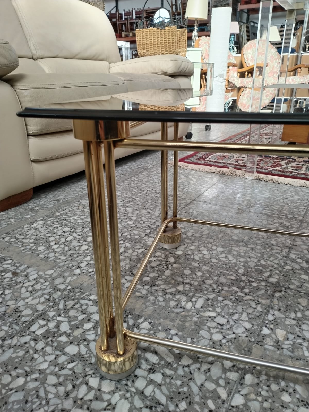Mesa de centro vintage de latón y cristal ahumado - imagen 1