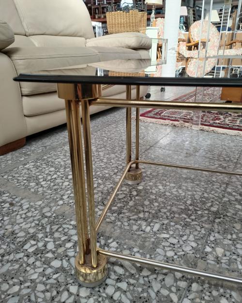 Mesa de centro vintage de latón y cristal ahumado