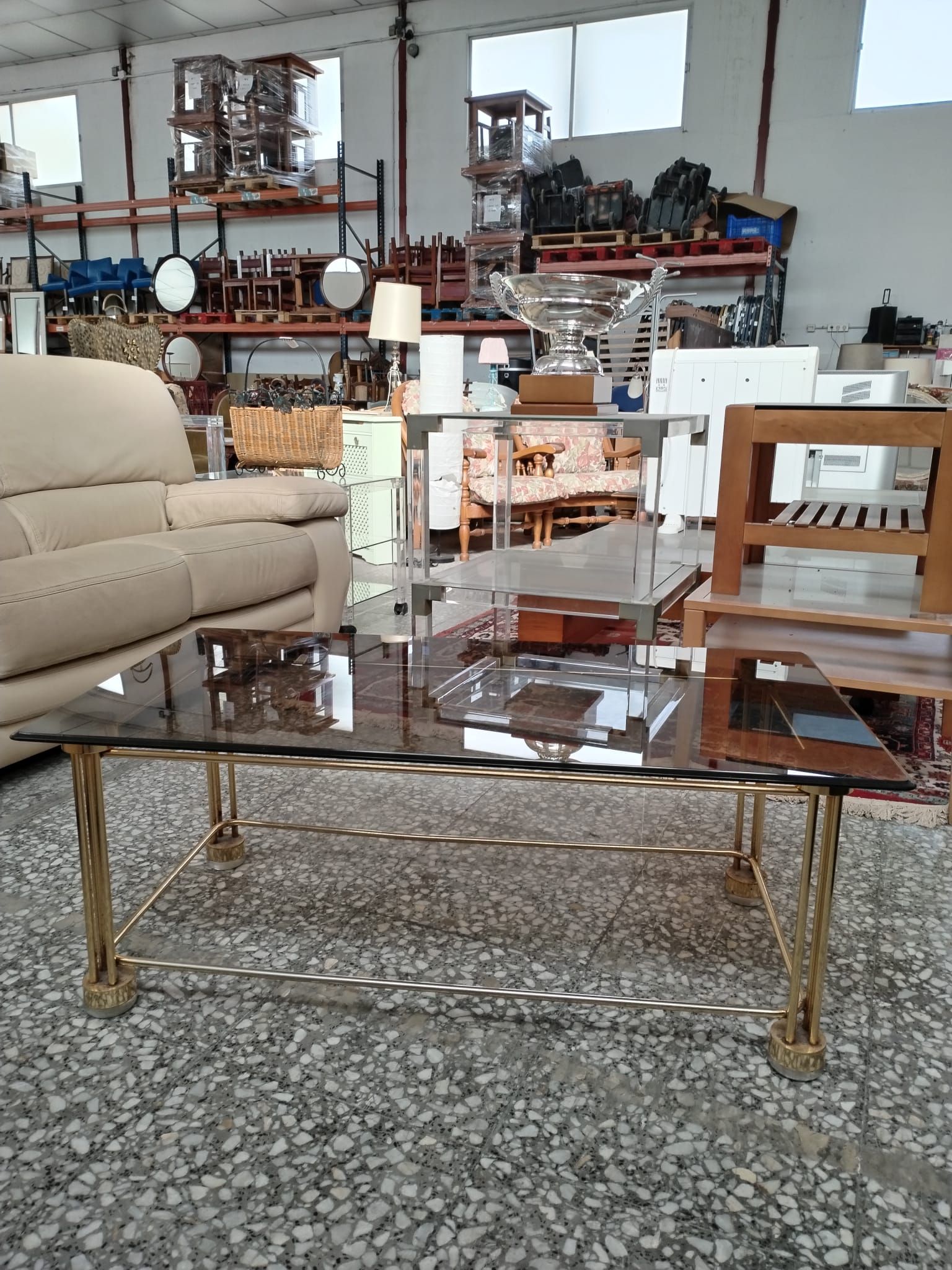 Mesa de centro vintage de latón y cristal ahumado - miniatura 4