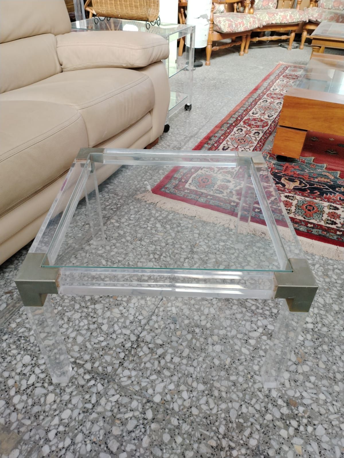 Mesa de centro de plexiglás y cristal con detalles en metal