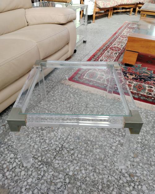 Mesa de centro de plexiglás y cristal con detalles en metal