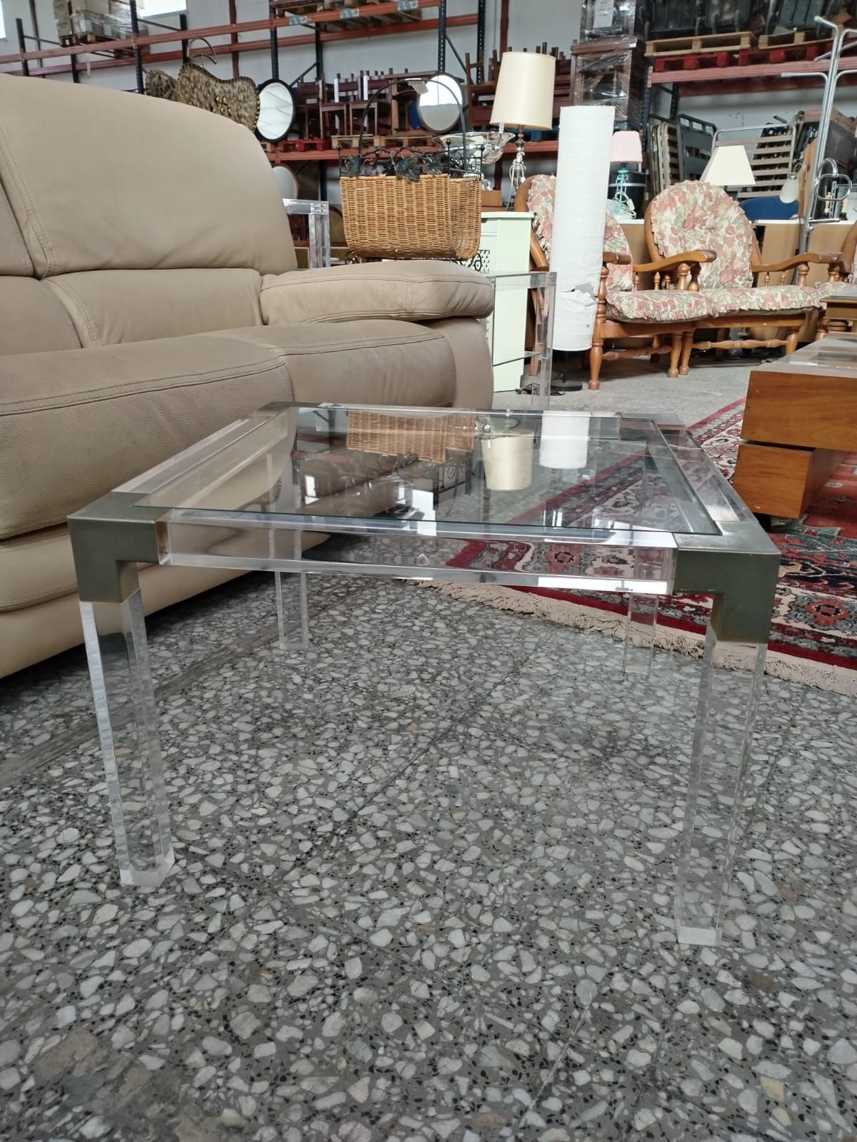 Mesa de centro de plexiglás y cristal con detalles en metal