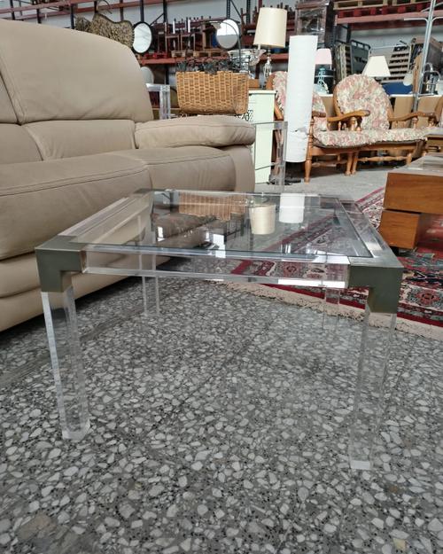 Mesa de centro de plexiglás y cristal con detalles en metal
