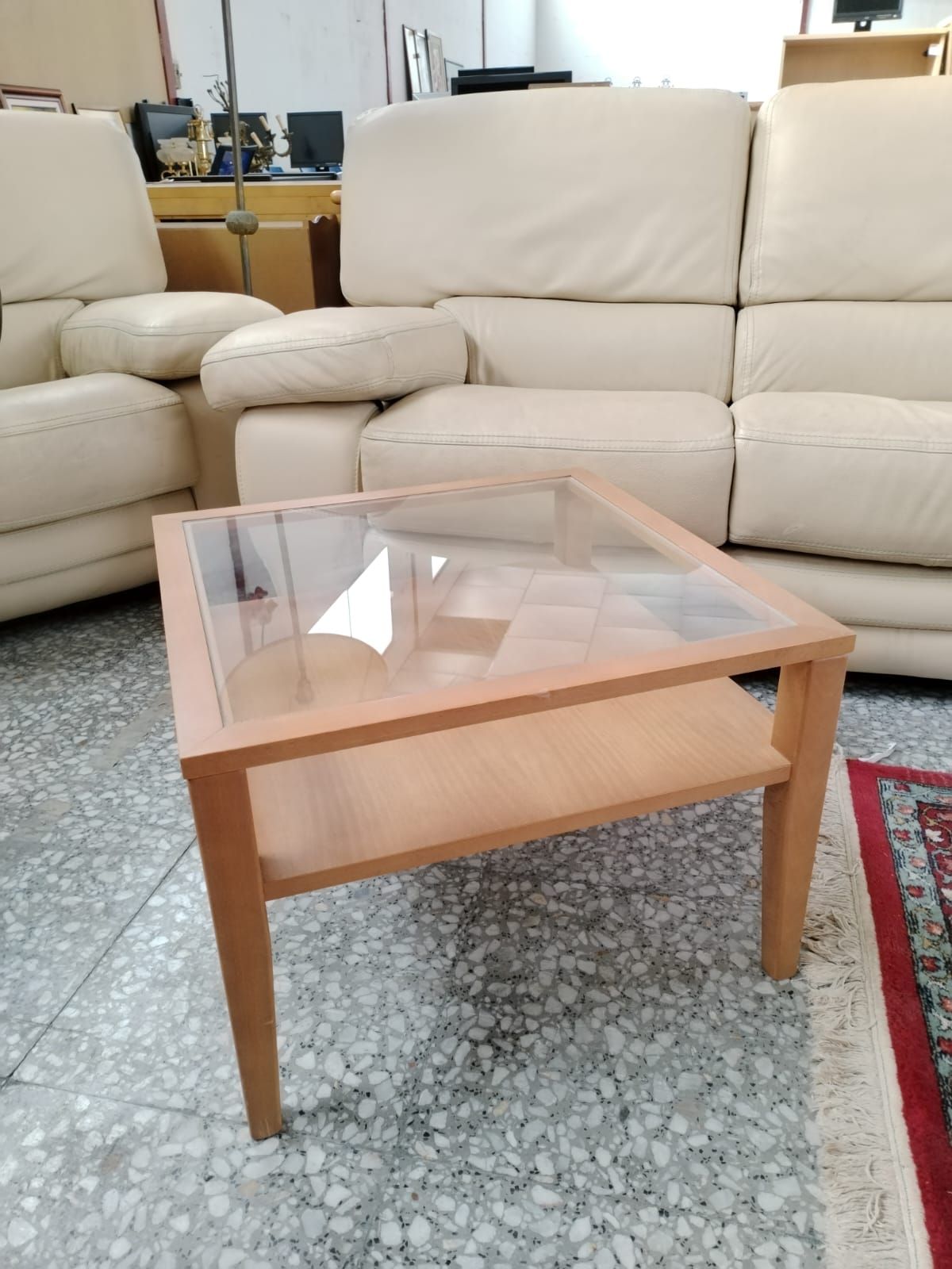 Mesa de centro de madera y cristal
