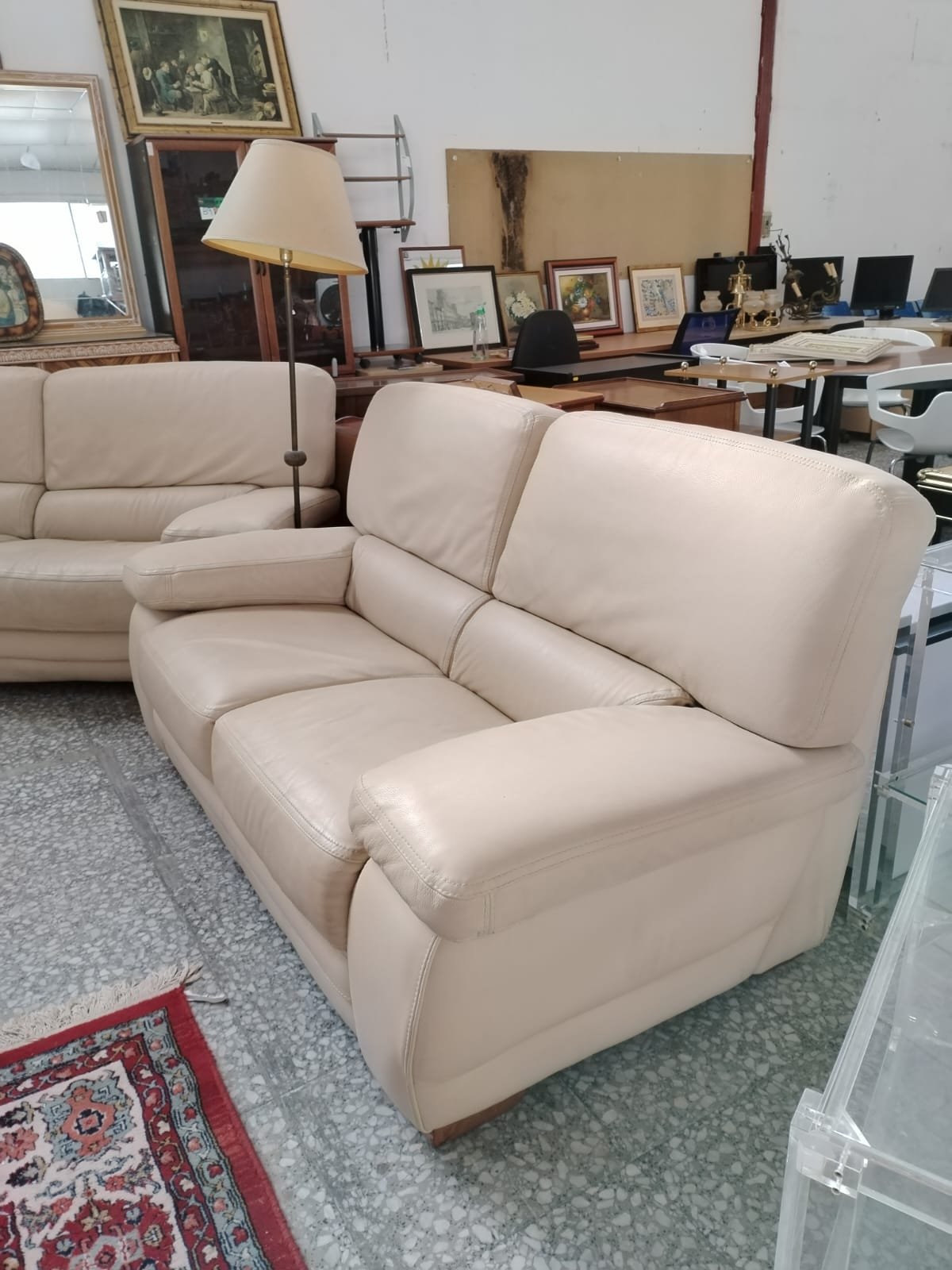 Par de sofás de cuero beige - imagen 1