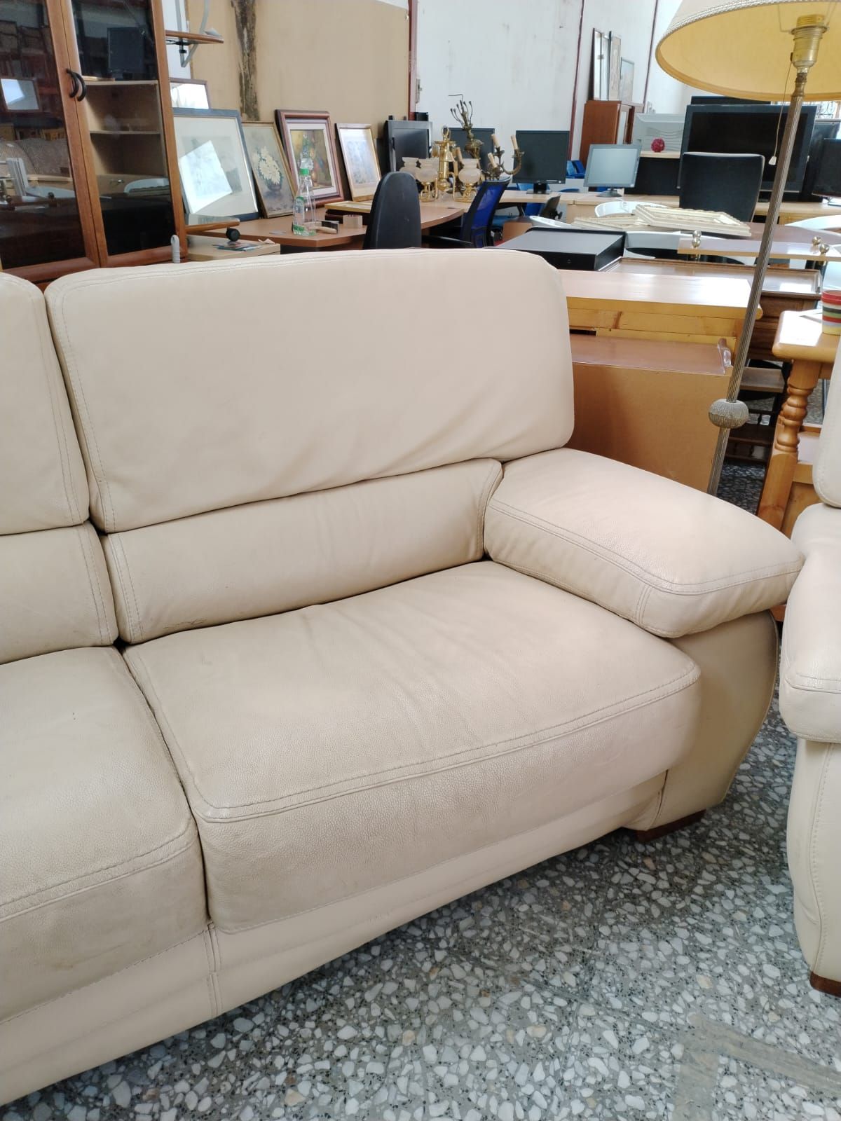 Par de sofás de cuero beige
