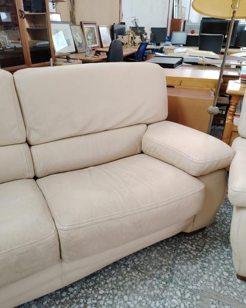 Par de sofás de cuero beige