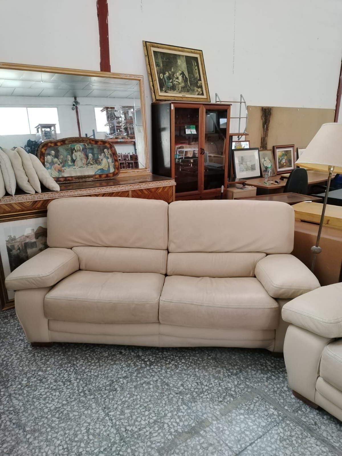 Par de sofás de cuero beige - miniatura 4