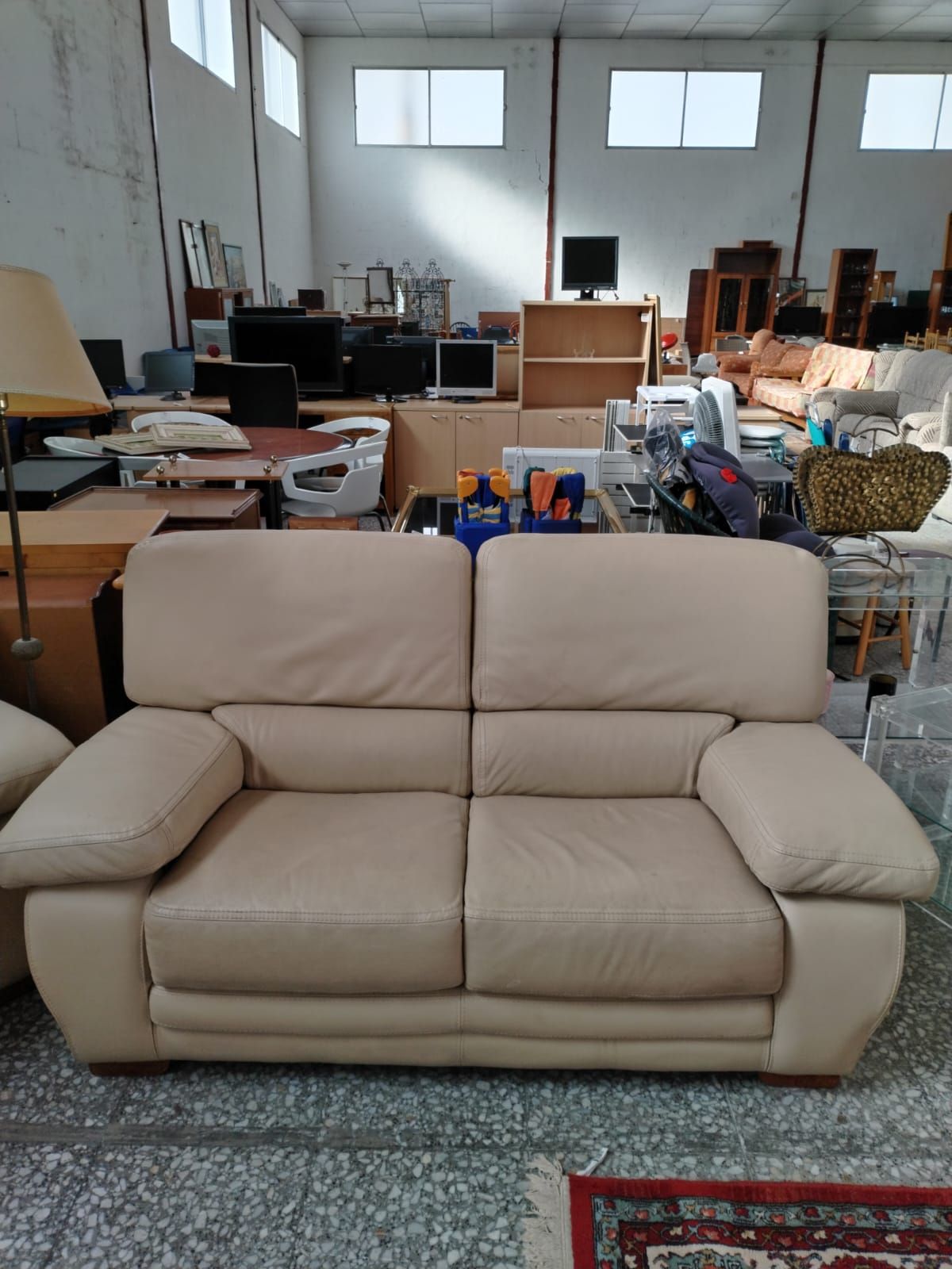 Par de sofás de cuero beige - miniatura 5