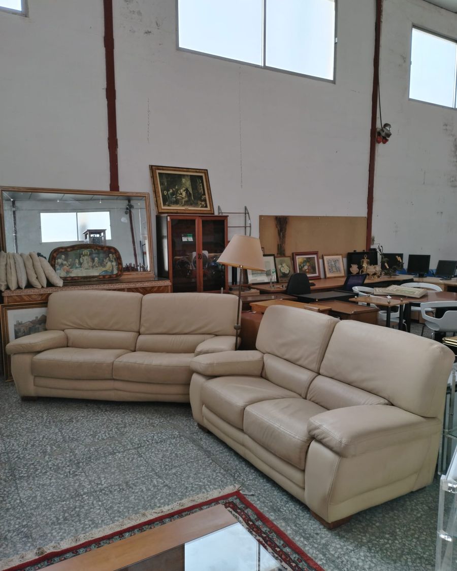 Par de sofás de cuero beige - imagen 6
