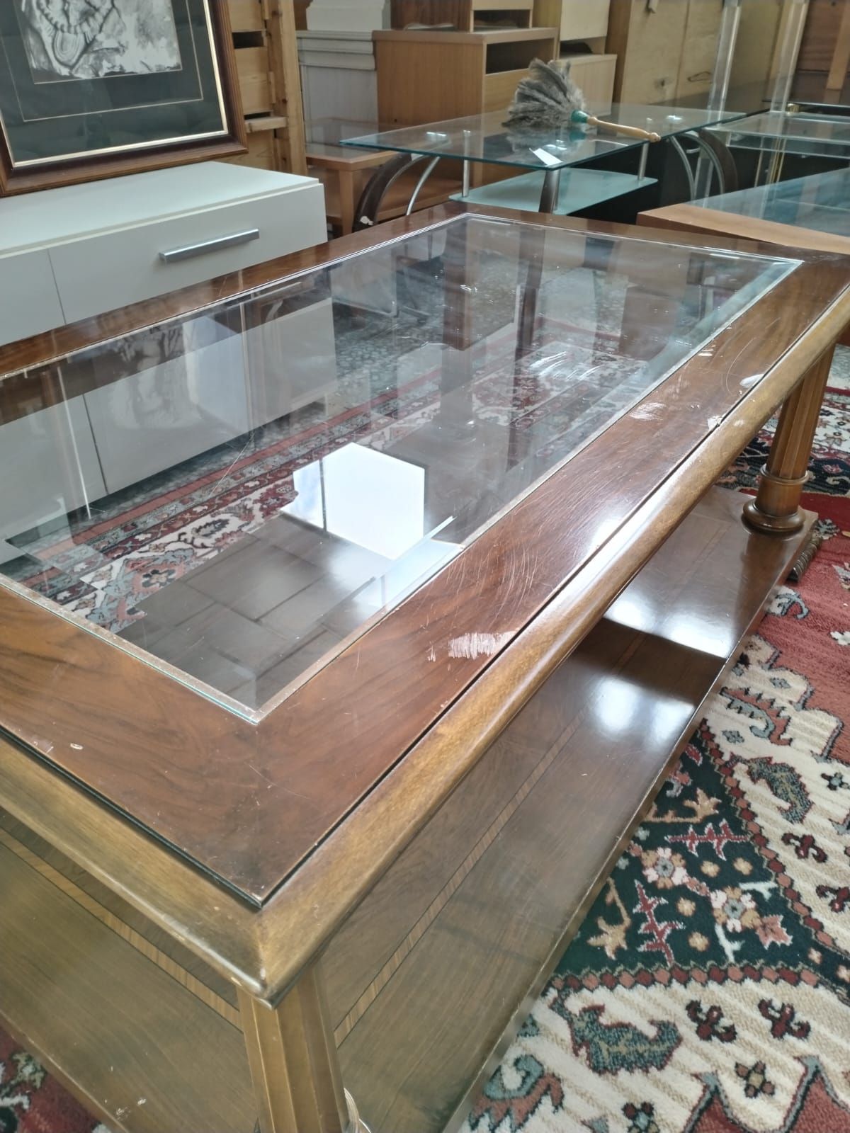 Mesa de centro con cristal y estante inferior