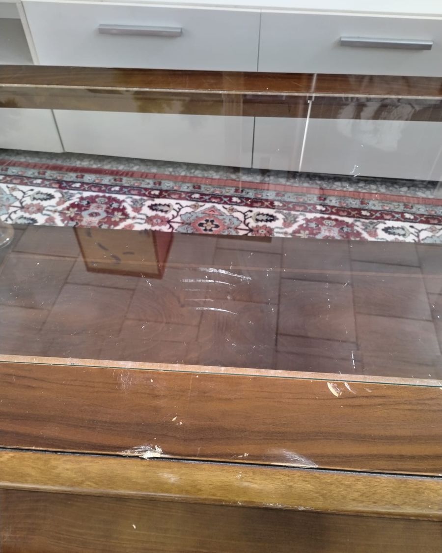 Mesa de centro con cristal y estante inferior - imagen 3