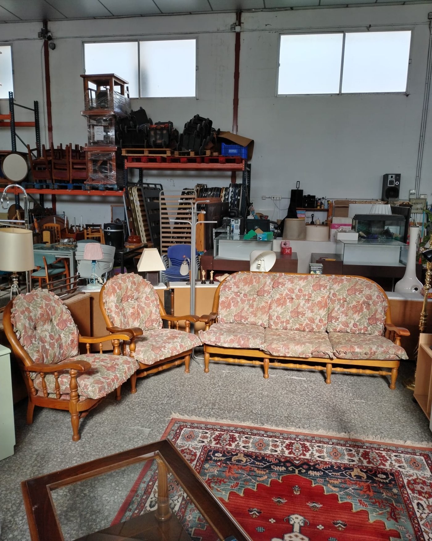 Conjunto de sofá y dos sillones de madera con tapizado floral - imagen 1