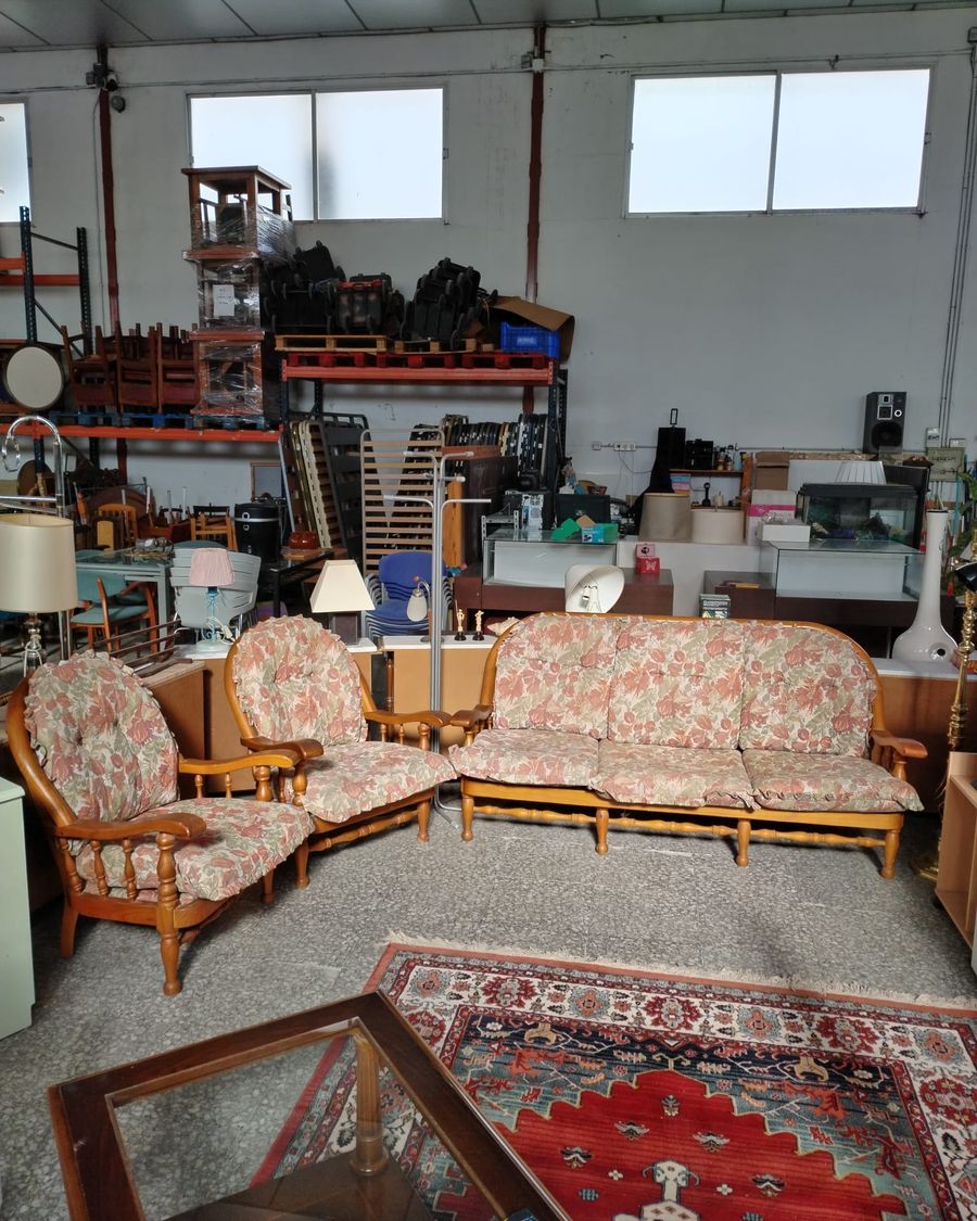 Conjunto de sofá y dos sillones de madera con tapizado floral - imagen 1