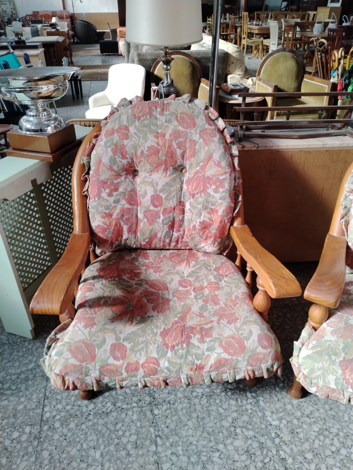 Conjunto de sofá y dos sillones de madera con tapizado floral - miniatura 2