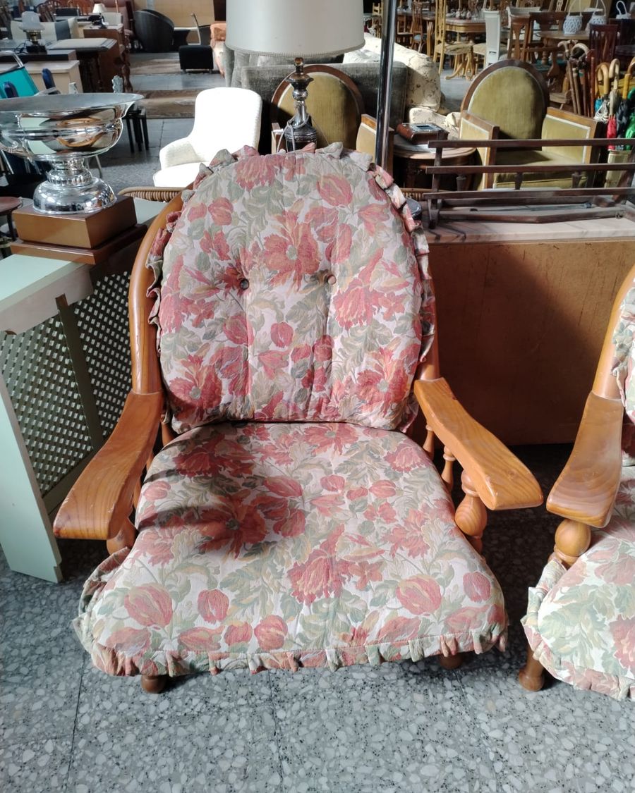 Conjunto de sofá y dos sillones de madera con tapizado floral - imagen 2