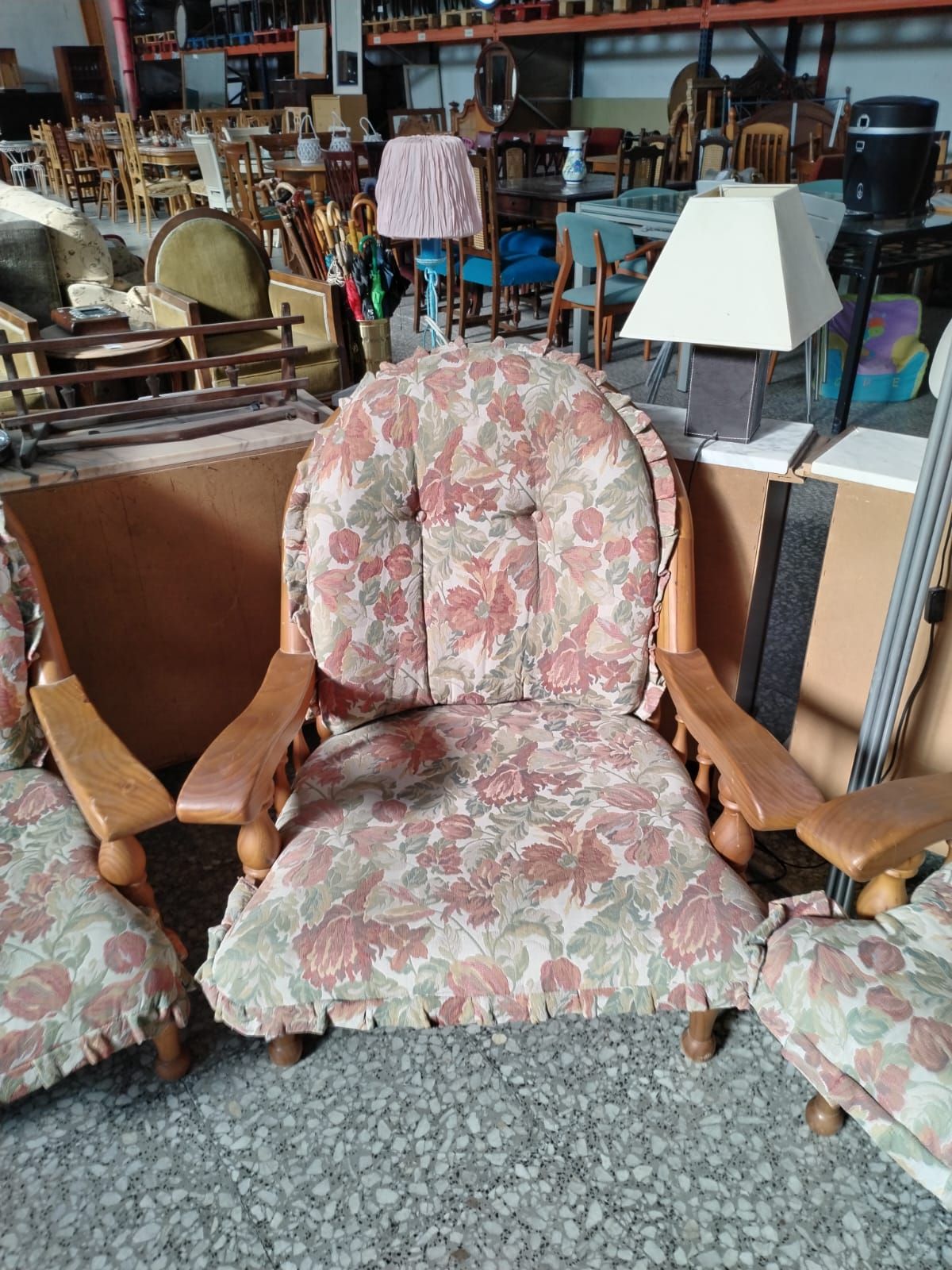 Conjunto de sofá y dos sillones de madera con tapizado floral - miniatura 3