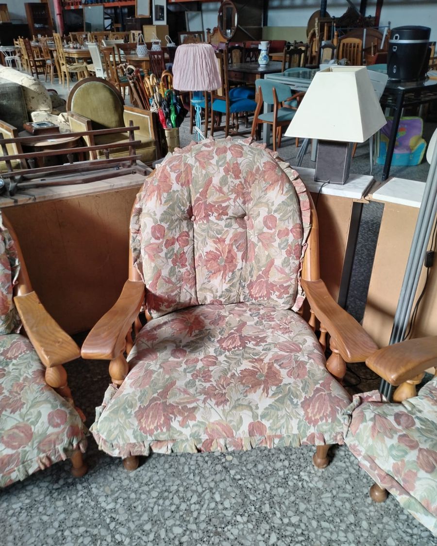 Conjunto de sofá y dos sillones de madera con tapizado floral - imagen 3