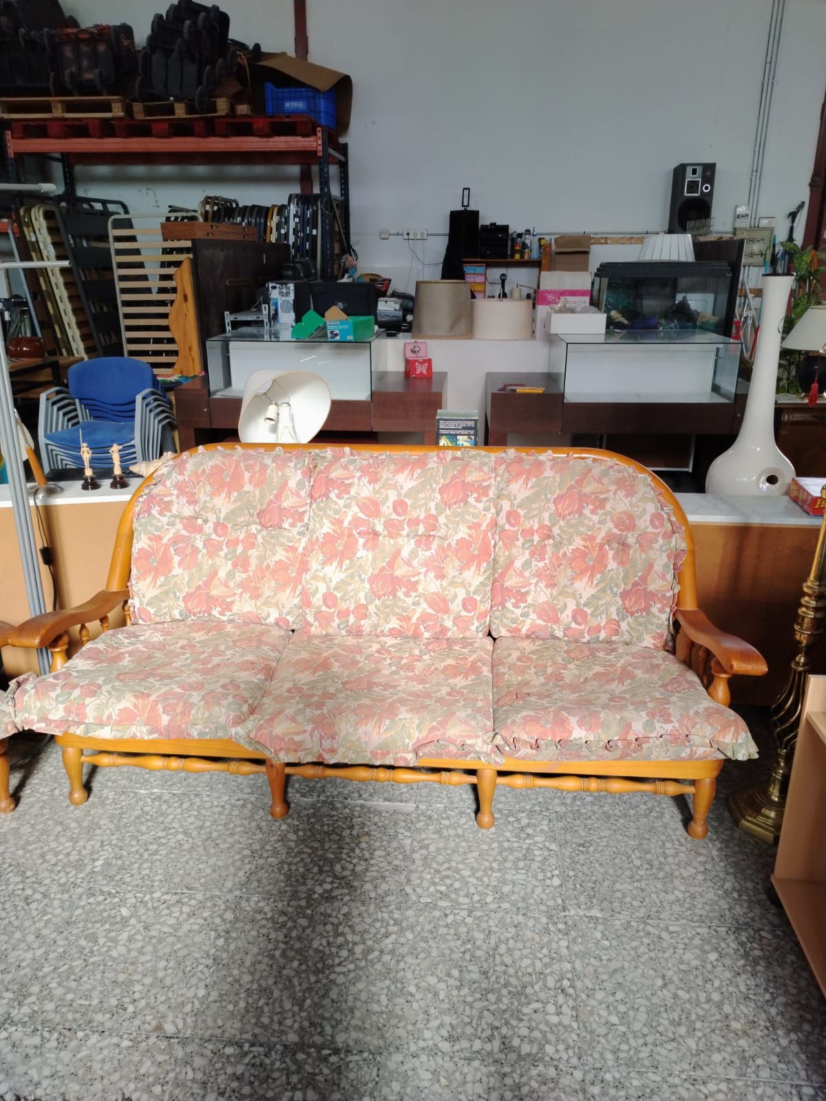 Conjunto de sofá y dos sillones de madera con tapizado floral - miniatura 4