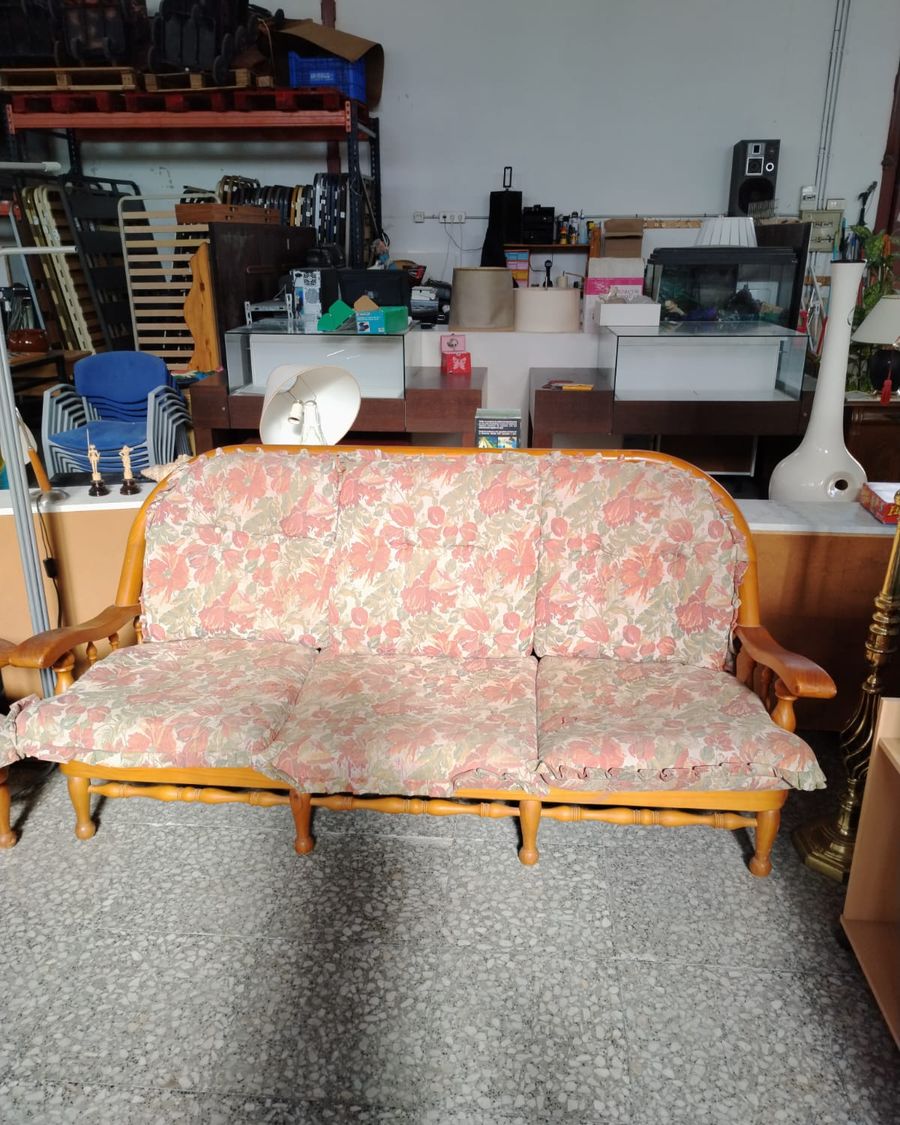 Conjunto de sofá y dos sillones de madera con tapizado floral - imagen 4