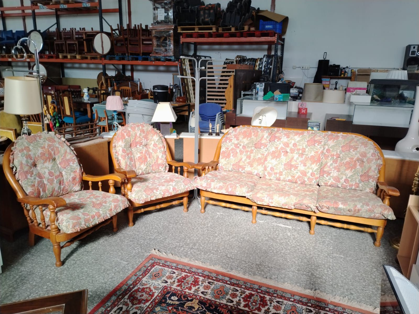 Conjunto de sofá y dos sillones de madera con tapizado floral - miniatura 5