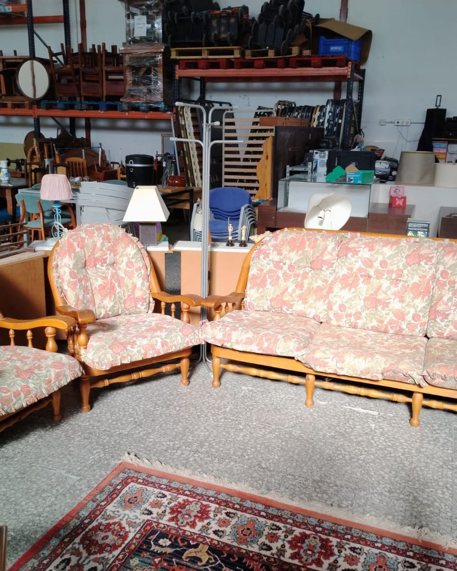 Conjunto de sofá y dos sillones de madera con tapizado floral - imagen 5