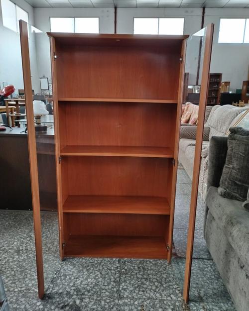 Vitrina con puertas de cristal