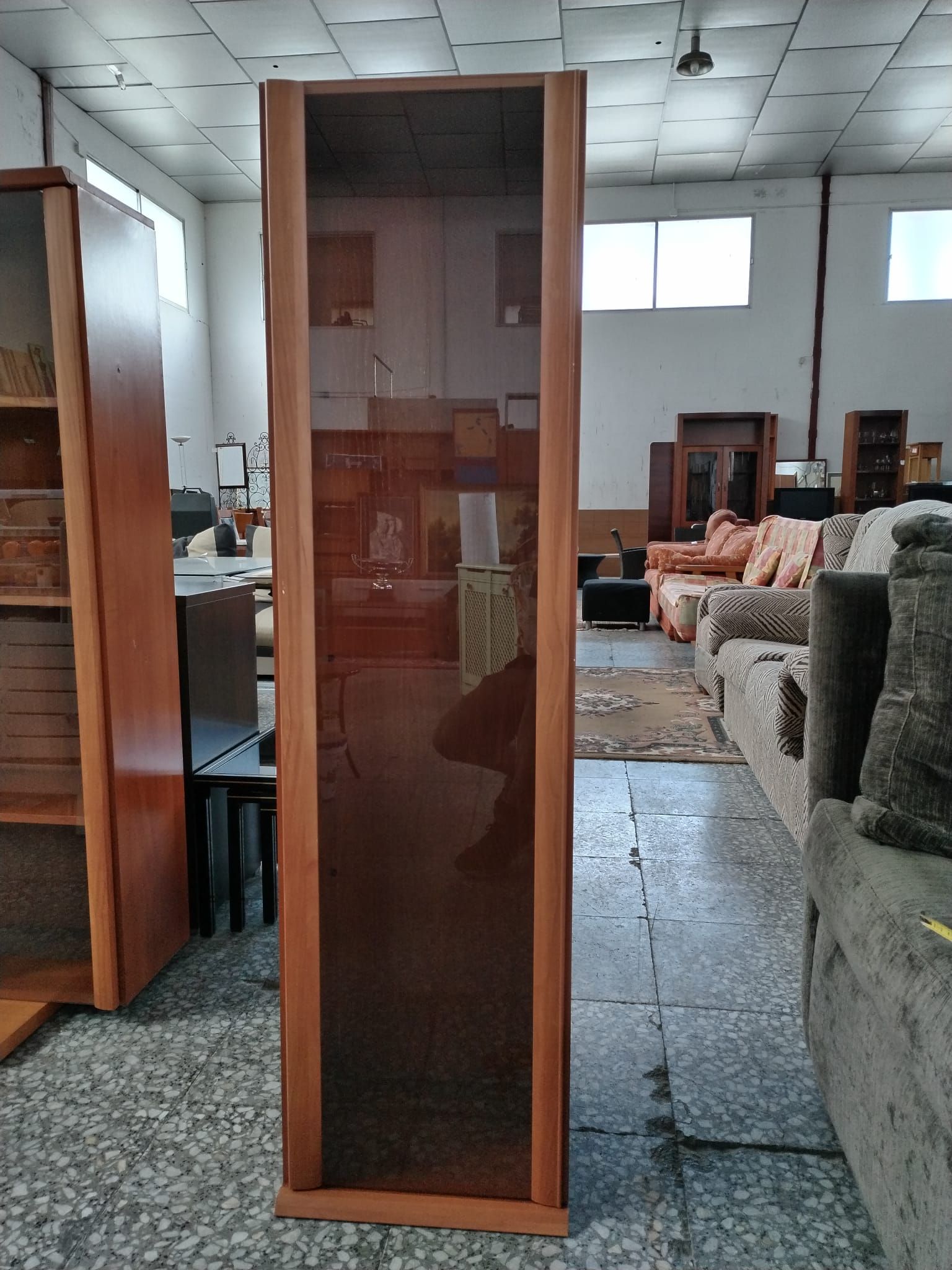 Vitrina de madera con puerta de cristal - miniatura 4