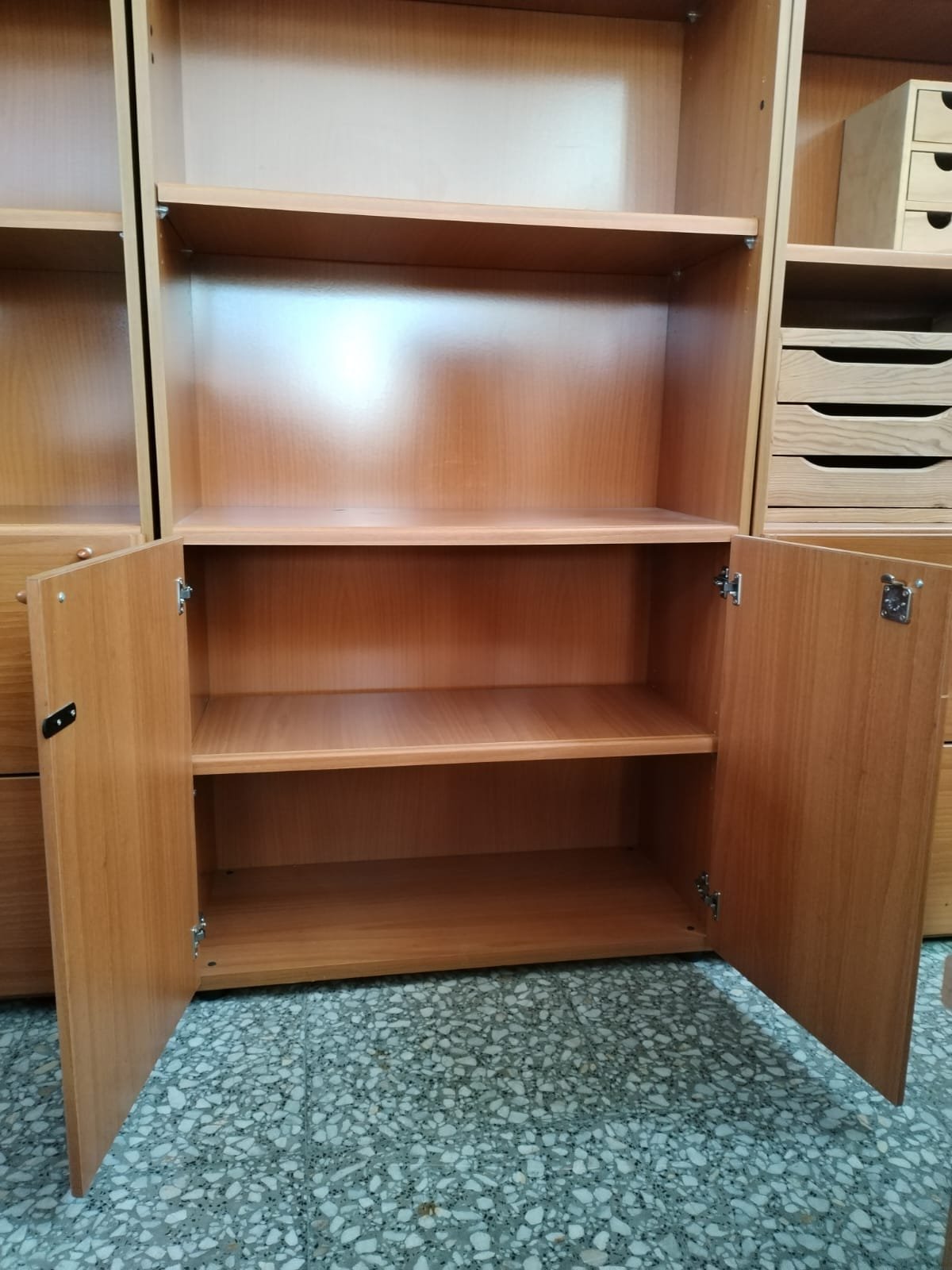 Estantería de madera clara con puertas - imagen 1