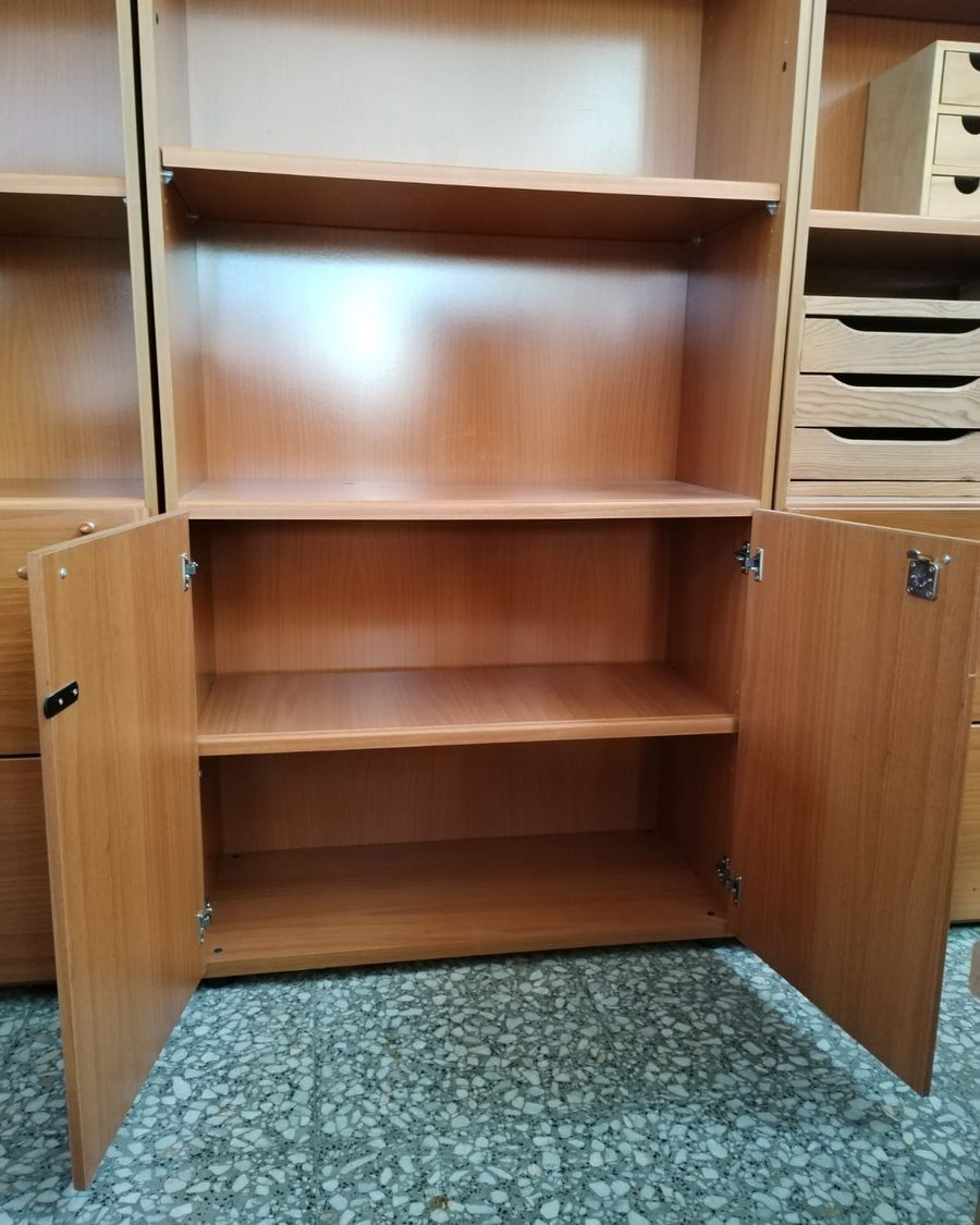 Estantería de madera clara con puertas - imagen 1