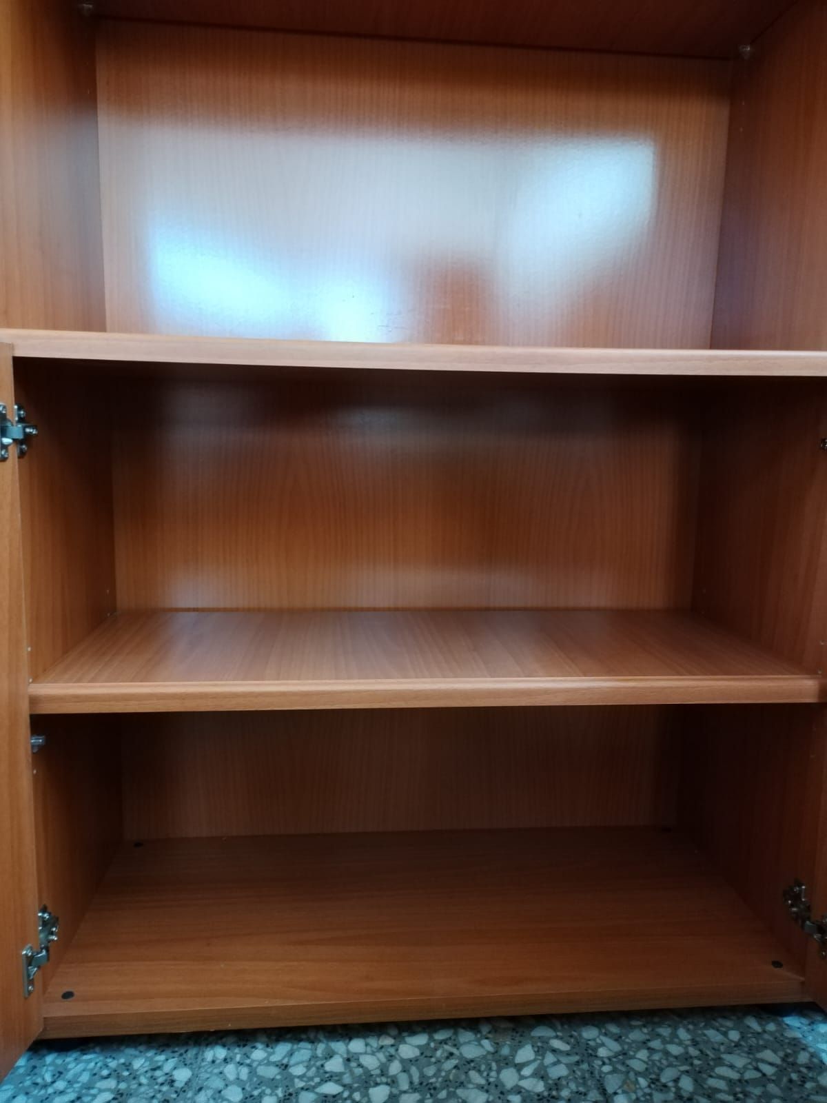 Estantería de madera clara con puertas - miniatura 2