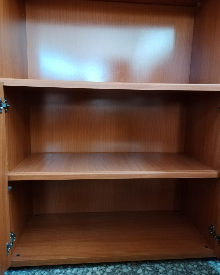 Estantería de madera clara con puertas - imagen 2