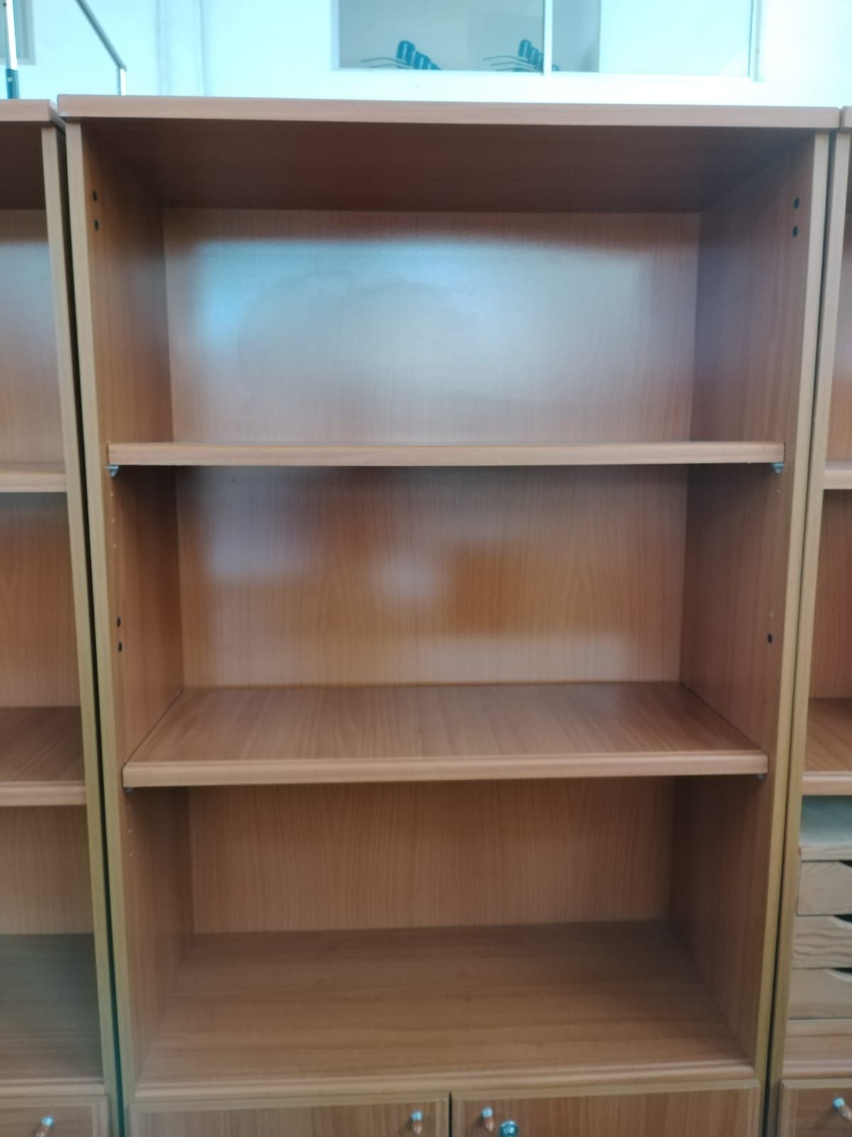Estantería de madera clara con puertas - miniatura 3