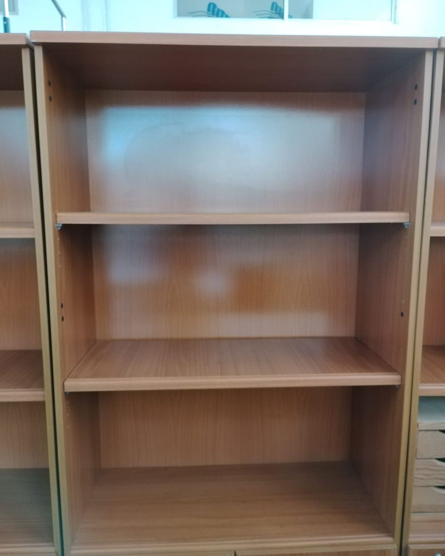 Estantería de madera clara con puertas - imagen 3